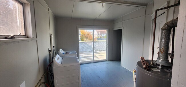 Building Photo - Newly Renovated 2 bedroom/1 bath Apartment!
