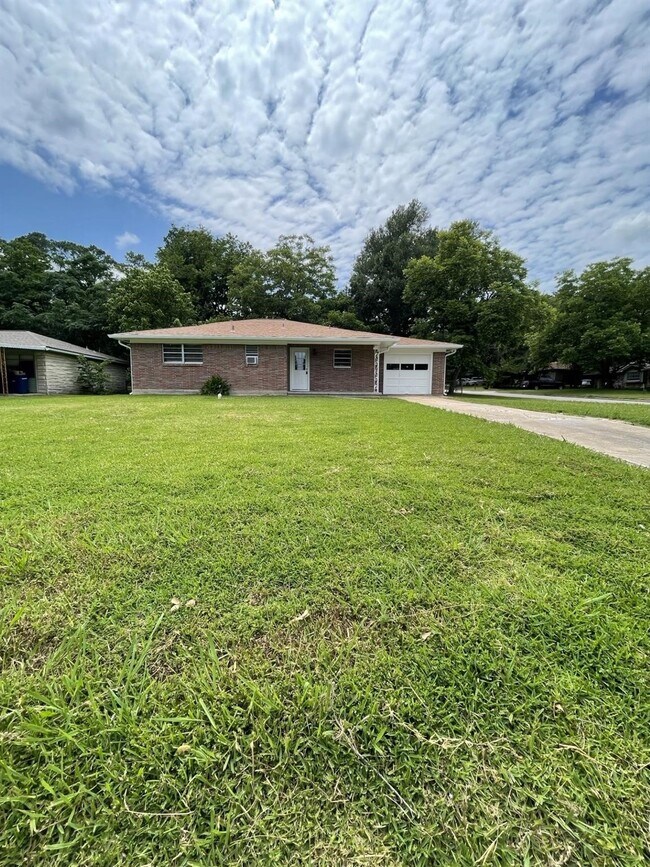 Building Photo - 1004 Oak Dr