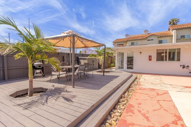 Building Photo - Refreshed 2 Bed/1 Bath in the Heart of Pacific Beach- Close to the Beach + Bay! REDUCED DEPOSIT $...