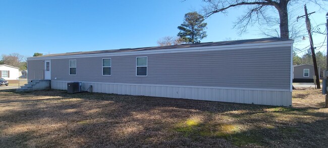Building Photo - Very nice 3 bedroom/2 bath mobile home in ...