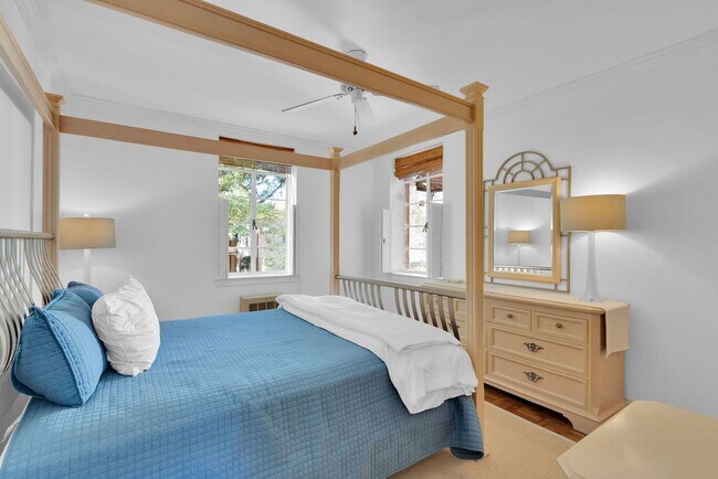 Building Photo - Fully furnished and thoughtfully updated top-floor condo in the heart of Dilworth at desirable My...