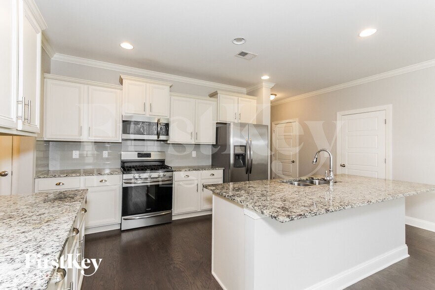 Building Photo - 4072 Park Crossings Dr