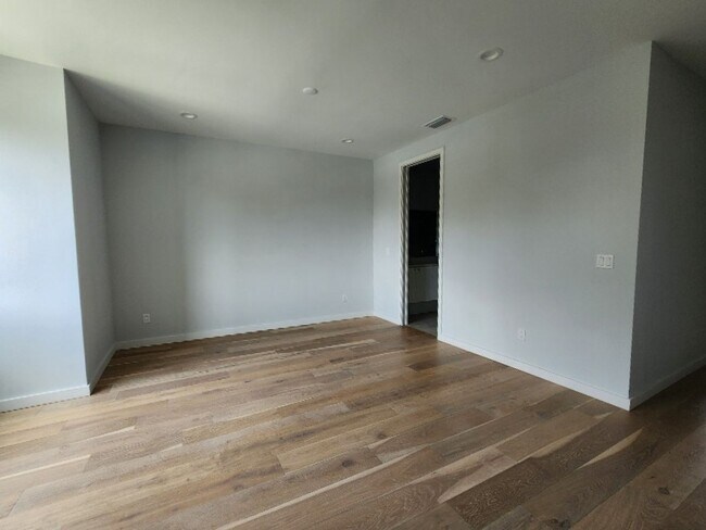 Building Photo - 532 W Plaza Pl