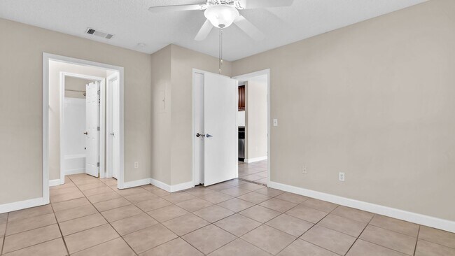 Building Photo - Charming 1BD/1BTH Ground Level Condo in St...