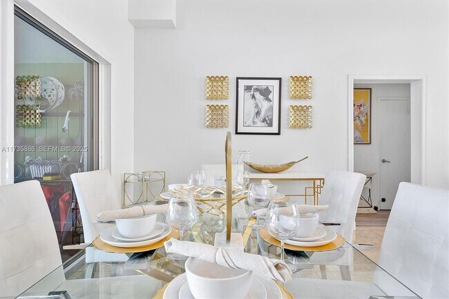 Building Photo - 2541 NE 195th St