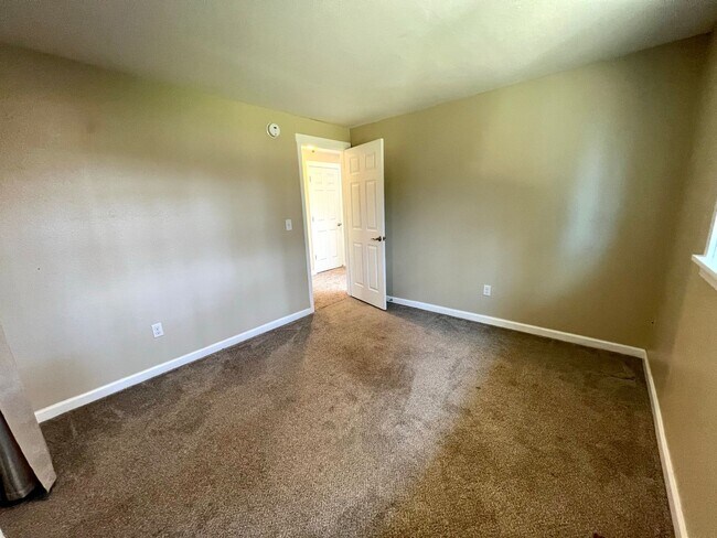 Building Photo - Charming 3-Bed, 3-Bath Home with Bonus Roo...