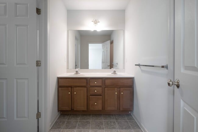 Building Photo - 526 Talon Dr