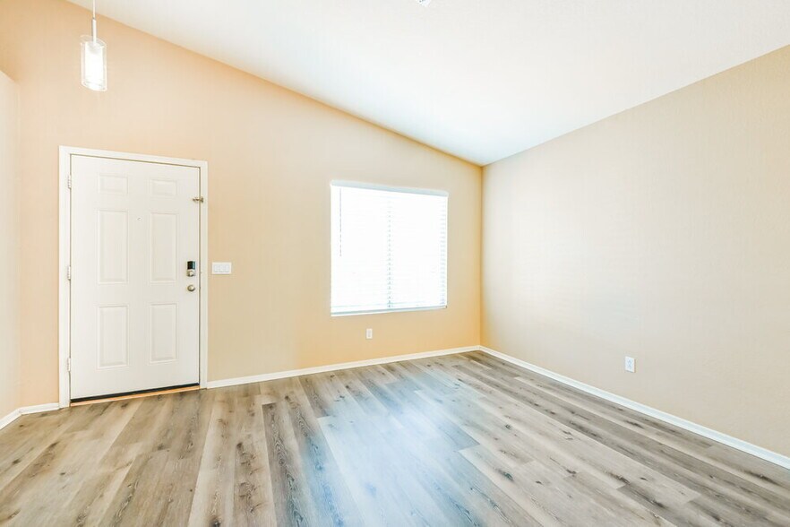 Building Photo - 803 S Chatsworth