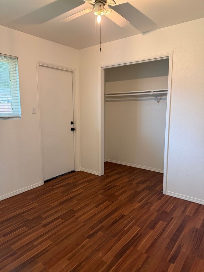 Building Photo - 2 Bedroom 1 Bath Centrally located