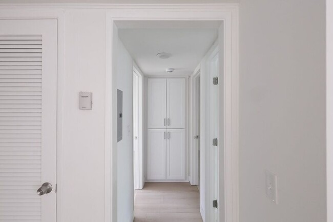 Building Photo - 3155 Montrose Ave