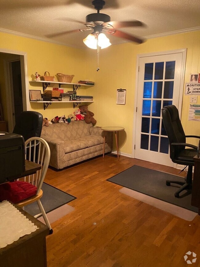 Building Photo - COMING SOON, SPACIOUS 3/2 HOUSE!