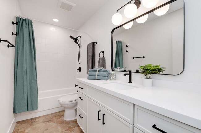 Building Photo - 4373 Loma Riviera Ct