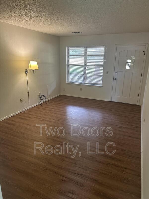 Building Photo - 2913 Gwendolyn Ln