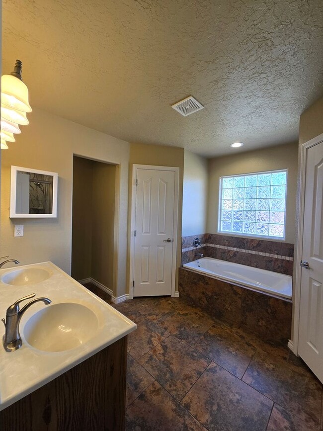 Building Photo - 4224 Sandstone Dr