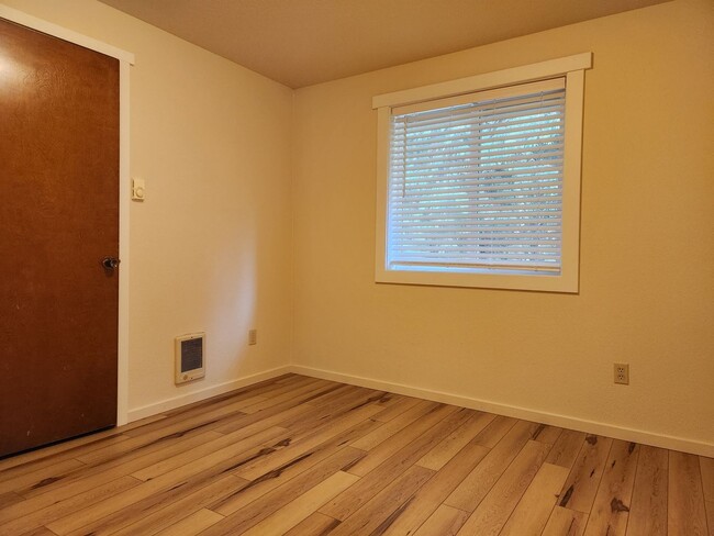 Building Photo - 3 Bedroom Rambler