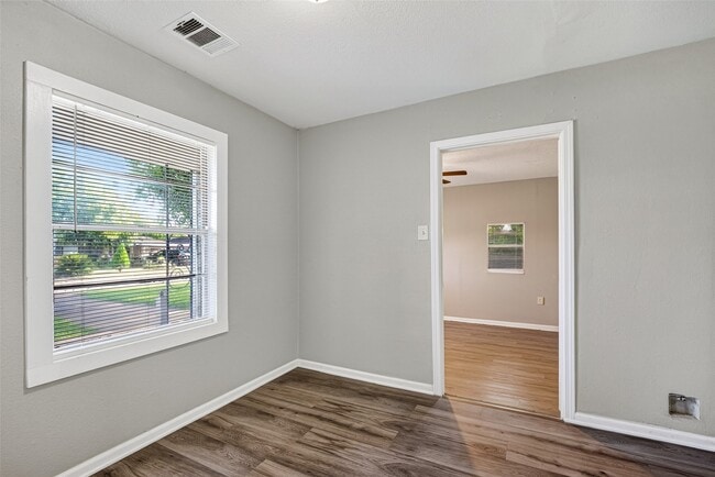 Building Photo - 4909 Holloway Dr