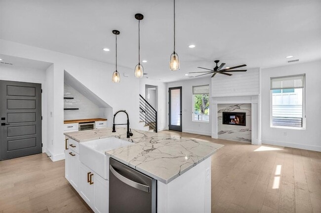 Building Photo - 2405 E 11th St