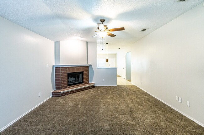 Building Photo - Half off First Full Month's rent ! /Quick Commute To Tech and Med Centers/ South Plains Electric ...