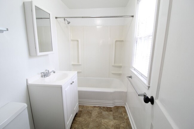 Building Photo - January 2025 FREE On This One Bedroom Duplex in North Kansas City