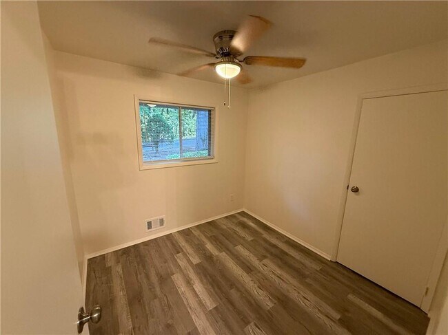 Building Photo - 1159 Tamarack Trail