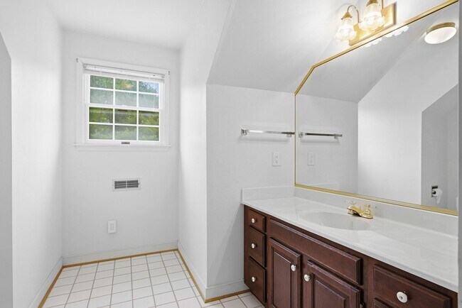 Building Photo - 1126 Somerset Ln