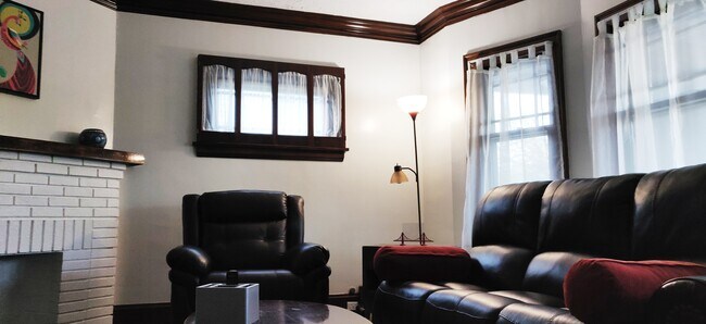 Family room - 2508 E 124th St