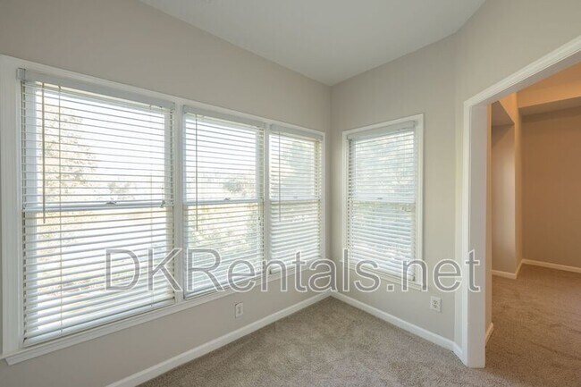 Building Photo - 841 Lakeglen Dr