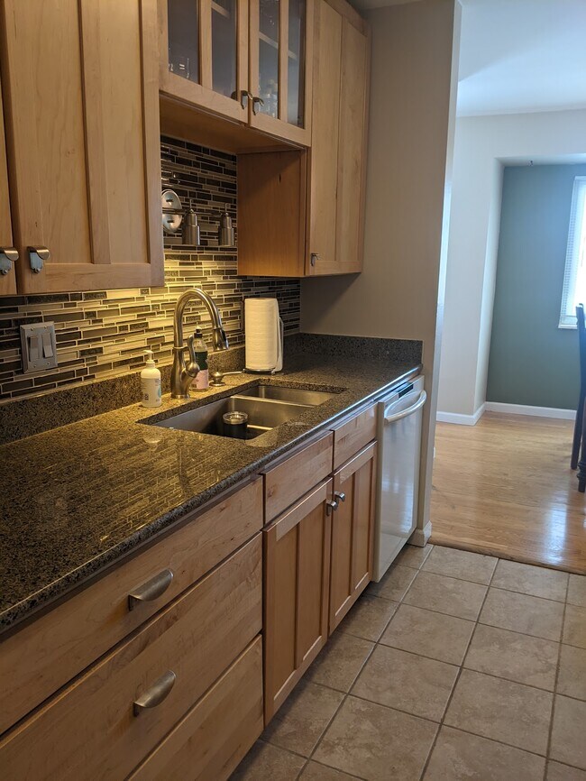 Building Photo - 2089 S Deframe St