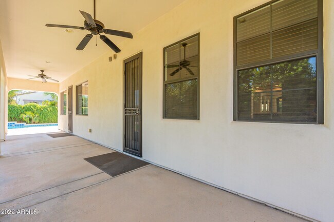 Building Photo - 734 W Juniper Ln