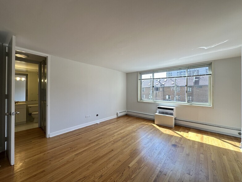 Building Photo - 1442 N Dearborn St