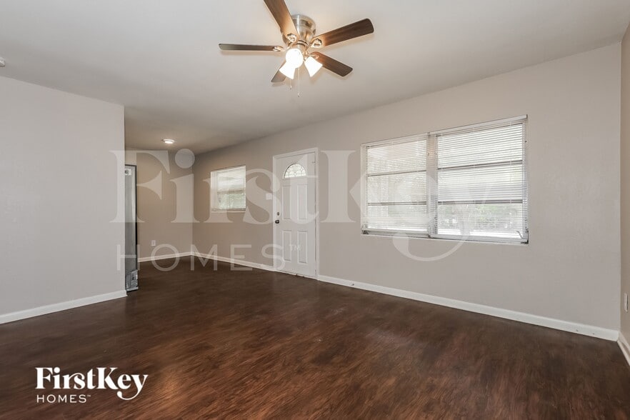 Building Photo - 9305 N Forest Hills Dr
