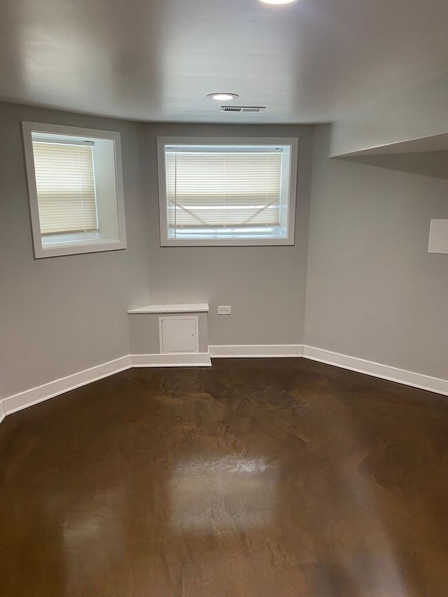 Building Photo - Spacious south side 5 bedroom beauty