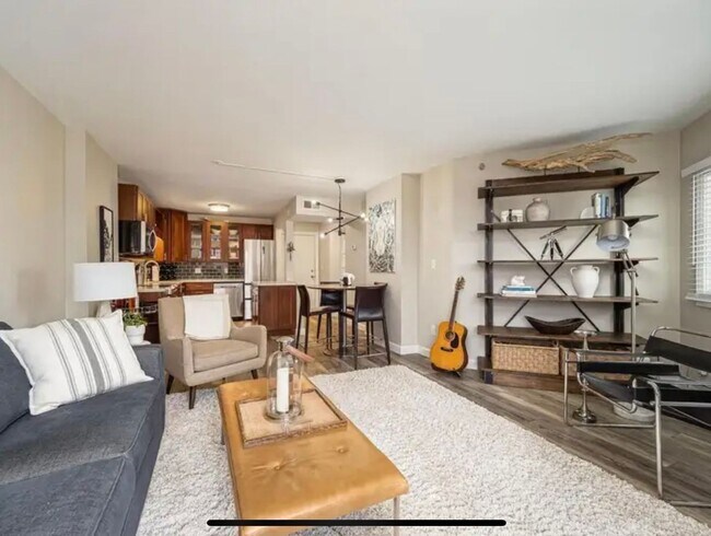 Building Photo - Beautiful 1 bed 1 bath executive condo! Heated parking, gym, sauna!