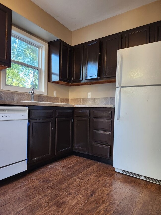 Building Photo - 3 Bedroom/1 Bath with garage