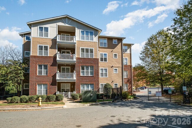 Building Photo - 1000 E Woodlawn Rd