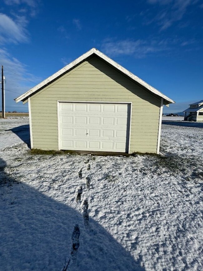 Building Photo - 4 Bedroom Farmhouse