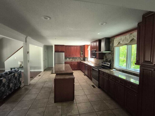 Building Photo - 421 E Hyerdale Dr