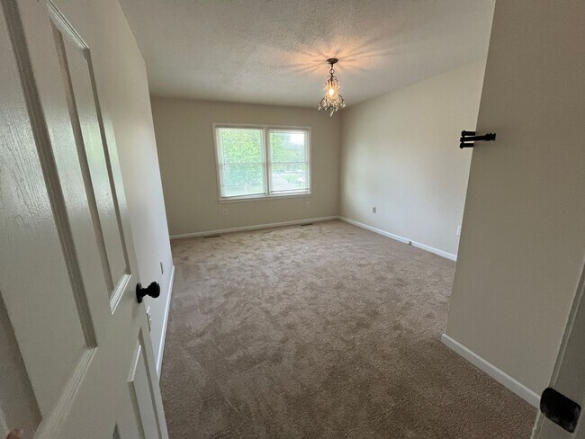 Building Photo - 2 Bedroom, 1.5 Bath Town Home Located at E...