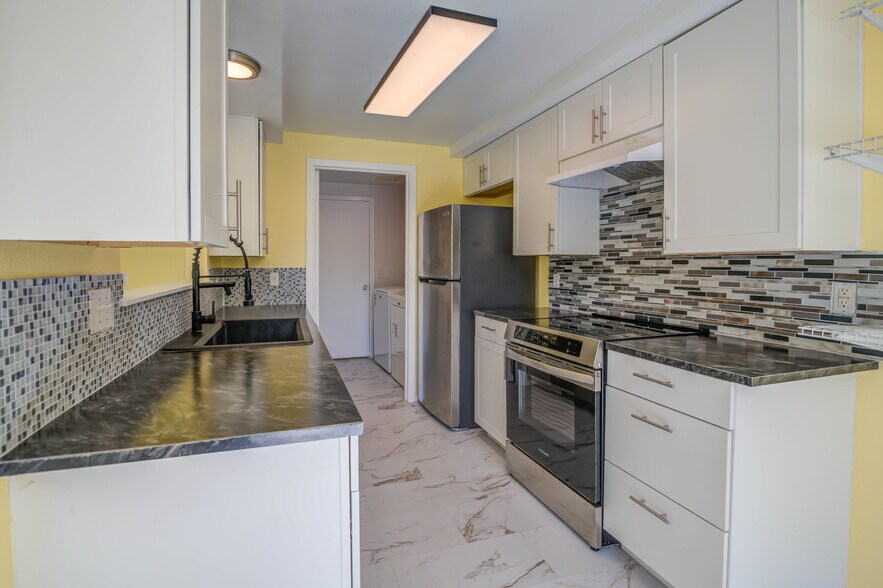 Building Photo - 705 5th Ave