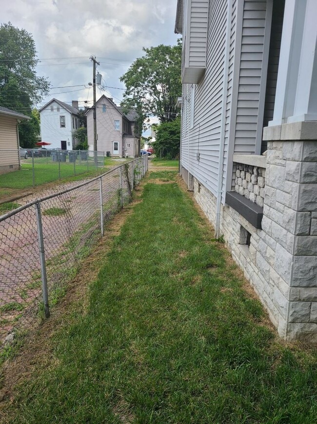 Building Photo - 5 Bed/ 2 bath house
