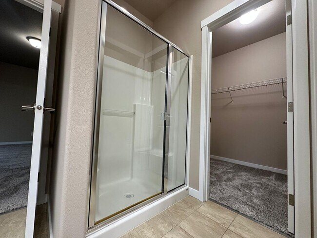 Building Photo - Listed For Rent