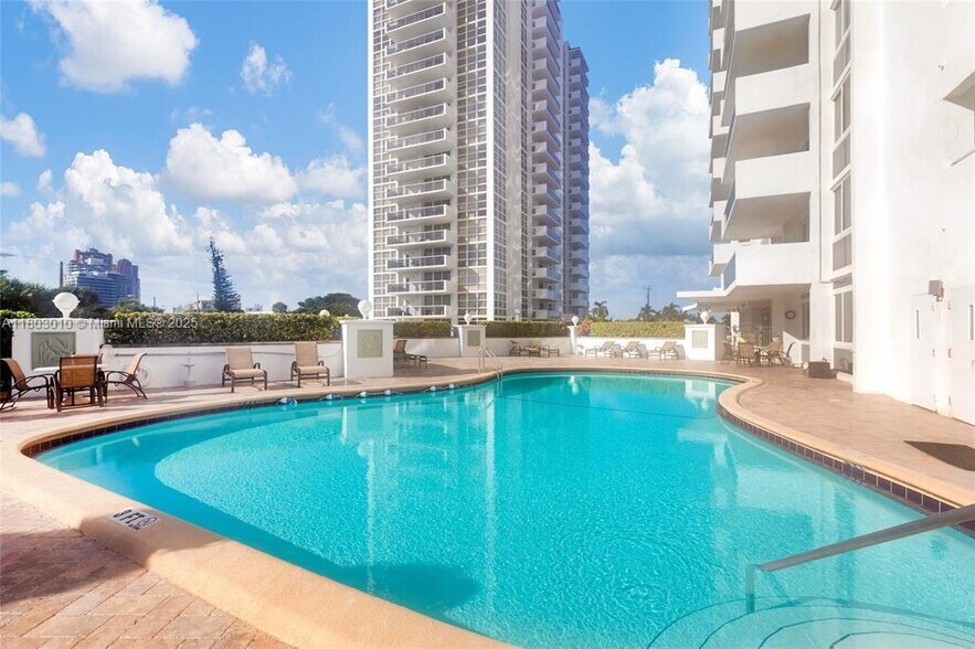Building Photo - 2715 N Ocean Blvd
