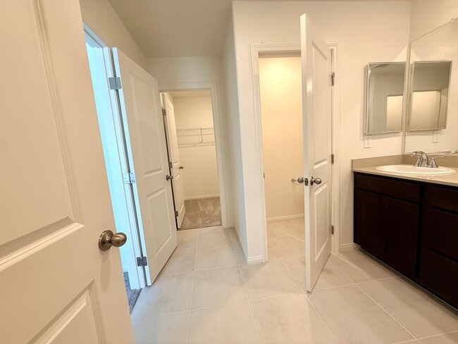 Building Photo - Modern 3BR Home - Prime Location