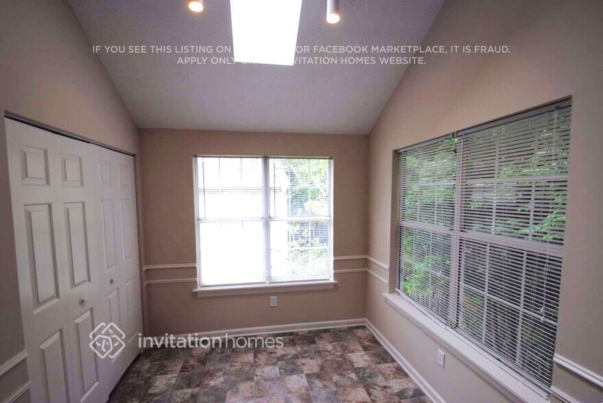 Building Photo - 5695 Western Hills Dr