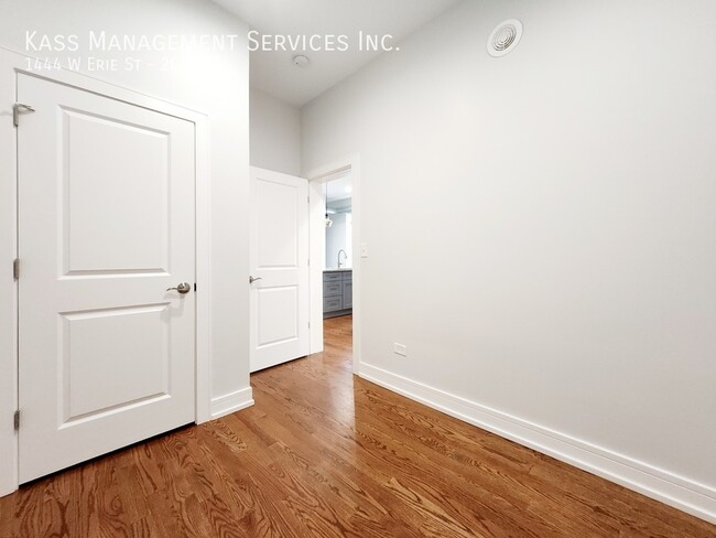 Building Photo - Gorgeous and Fully Remodeled West Town 1 b...