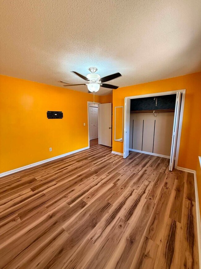 Building Photo - 300 E Kingswood Dr