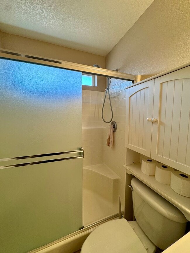 Building Photo - Don't miss this beutiful home with a  pool and mountain views