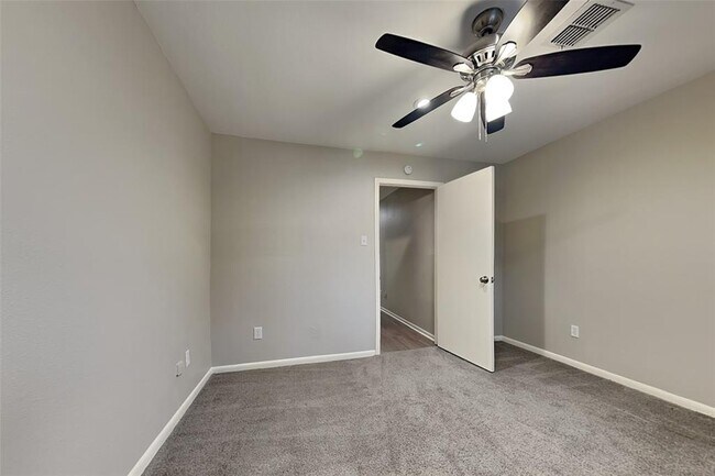 Building Photo - 2318 Turtle Creek Dr