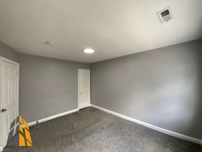 Building Photo - 3 Bedroom Home with Den and Fenced Yard in Quiet Neighborhood