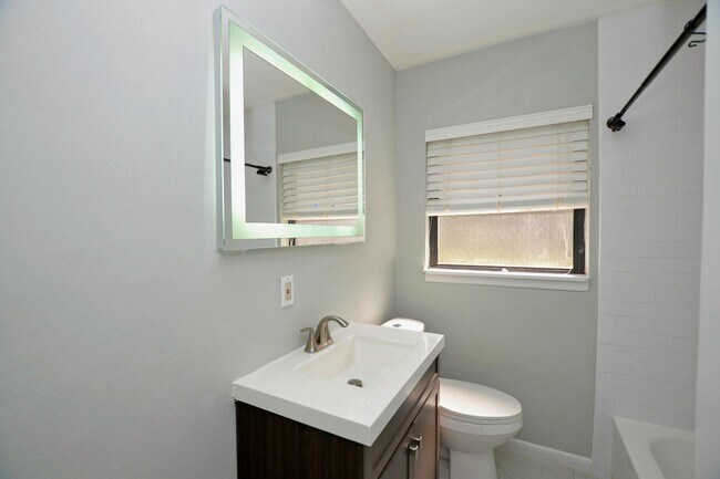 Building Photo - 4 bed 2 bath home